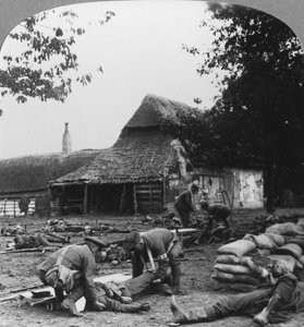 Camilleros atendiendo a heridos en un puesto de primeros auxilios improvisado, Primera Guerra Mundial, c. 1914-c. 1918