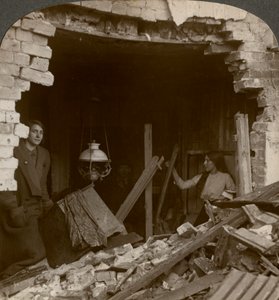 El daño causado por una bomba de zepelín alemán, Primera Guerra Mundial, 1914-1918 de Realistic Travels Publishers