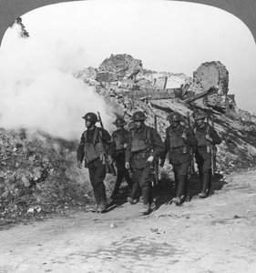 Tropas pasando las ruinas de Monchy en camino al frente, Francia, Primera Guerra Mundial, c. 1914-c. 1918 de Realistic Travels Publishers