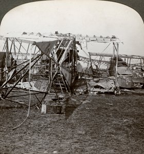 Restos de un bombardero alemán que intentó romper la defensa aérea, Primera Guerra Mundial, 1914-1918 de Realistic Travels Publishers