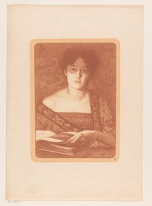 Mujer hojeando un libro de René Janssens