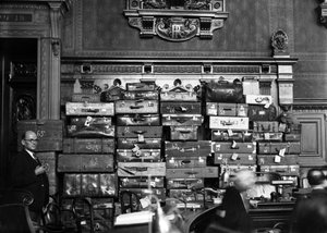 Juicio del médico Marcel Petiot (asesino en serie) marzo de 1946 : Marcel Petiot en el banquillo de los acusados, al fondo : las maletas y baúles donde guardaba los objetos de valor que robaba a sus víctimas) de René Saint Paul