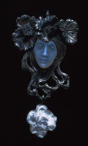 Colgante de cara femenina, c1898-1900