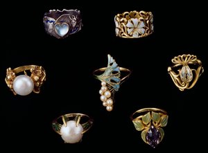 Anillos de oro, plata y cobre con esmalte, ópalo, perlas, amatistas y diamantes brillantes de Rene Jules Lalique
