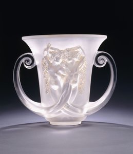 Nadica; un jarrón de vidrio moldeado muy raro que representa dos sirenas, c.1930s de Rene Jules Lalique