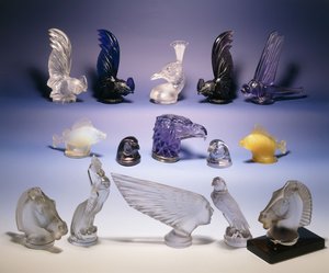 Varios adornos de vidrio para automóviles (de pájaros, peces, caballos y una cabeza humana) de Rene Jules Lalique