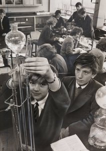 Clase de ciencias coeducativa en la Escuela Integral de Sedgehill