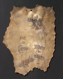 Piel humana tatuada con flores e inscripciones, francesa