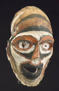 Máscara hecha de un cráneo humano, Nueva Bretaña, Papúa Nueva Guinea