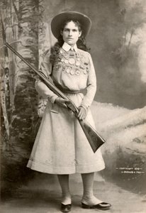 Annie Oakley con un rifle