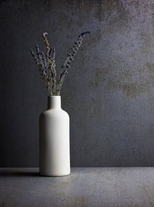 Naturaleza muerta minimalista con lavanda