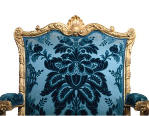 Uno de un par de sillones dorados de George III de Robert Adam
