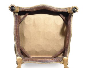 Uno de un par de sillones dorados de George III de Robert Adam