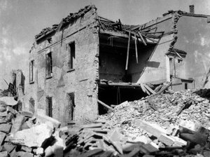 Los bombardeos de Sermide: una casa gravemente dañada durante la Segunda Guerra Mundial de Robert Kretschmer