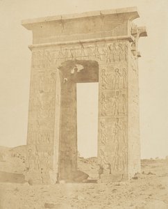Puerta de Ptolomeo Filomeder, 180 a.C., Karnak, ca. 1856 de Robert Murray.