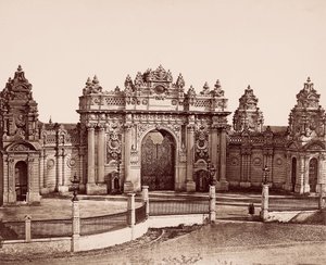 Puerta Imperial del Palacio de Dolmabahçe de Robertson and Beato