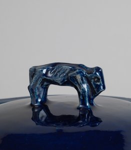 Sopera cubierta azul con asa en forma de bisonte o león chino de Roger Eliot Fry