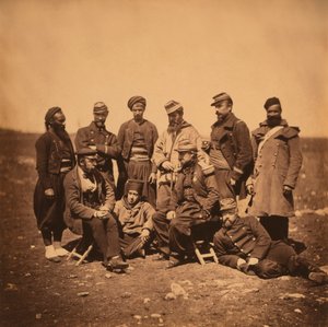General francés Cisse y grupo de Oficiales y Soldados, Retrato en varios estilos de uniformes; un Zuavo está a la izquierda, Guerra de Crimea, Crimea, Ucrania de Roger Fenton