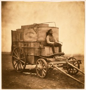 La furgoneta de los fotógrafos con Marcus Sparling en Crimea, 1855 de Roger Fenton