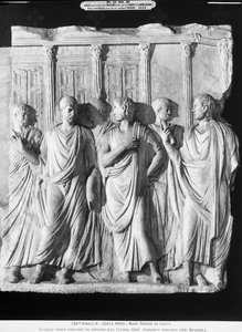 Un grupo de senadores fuera del Templo de Júpiter