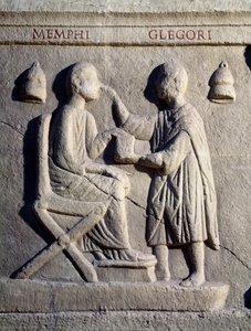 Un oftalmólogo examina los ojos de su paciente (bajo relieve, siglo II) de Roman