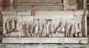 Anaglifo de Trajano que relata los hechos del emperador Trajano (117-120): una escena de caridad del emperador para niños pobres y huérfanos. Relieve de mármol. Dim. 521x16 cm Roma, Foro Romano, Curia de Roman