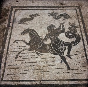 Ostia Antigua. Plaza de las Corporaciones. Mosaico de la Corporación de Navegantes de Sabratha. Una ninfa y un caballo marino de Roman