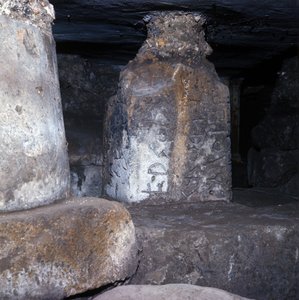 Roma antigua, período arcaico: templo construido bajo el lapis niger (piedra negra) en el foro romano y que lleva una de las inscripciones más antiguas en latín. Siglo VI a.C. Italia