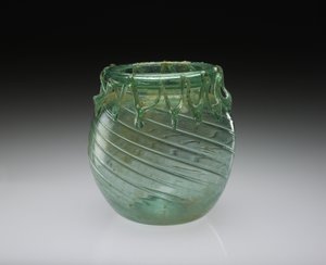 Jarra de vidrio soplado con decoración funcional y decorativa, 301-400 d.C. de Roman