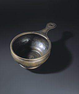 Patera de bronce ornamentada en el abultamiento, base y asa, de Whitehill, Westruther de Roman