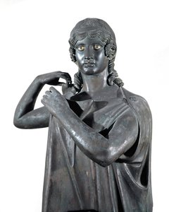 Estatua de bronce de una bailarina de Roman