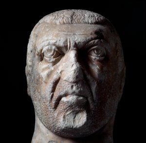 Busto de Diocleciano (Cayo Aurelio Valerio Diocleciano, 245-316), emperador romano de 284 a 305. Escultura de mármol. Chieti, Museo Arqueológico. de Roman