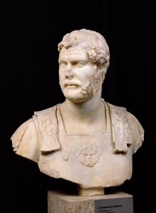 Busto del emperador Adriano (76-138) encontrado en Creta (mármol)