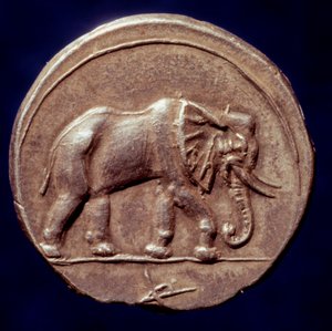 Civilización cartaginesa: medalla que representa un elefante que permitió al general cartaginés Aníbal (247-183 a.C.) cruzar los Alpes en 218 a.C. durante la Segunda Guerra Púnica. Siglo III a.C. París, B.N. de Roman