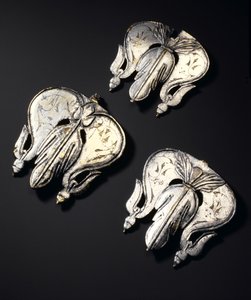 Colgantes de arnés de caballería con restos de decoración de nielado, del sitio romano en Newstead, Melrose, AD 80-100 de Roman