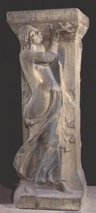 Pilar de piedra decorado con una bacante tocando una doble flauta, copia de un original helenístico de Tesalónica