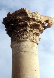 Detalle de una columna y capitel corintio, romano, siglo II