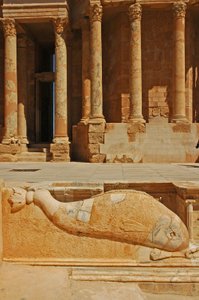 Escultura de delfín frente al escenario, Sabratha, Libia, c.190 d.C. de Roman