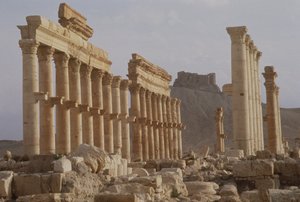 Parte más antigua de la calle columnada que forma el eje principal de la ciudad, conduciendo a Qalaat Ibn Maan, un castillo árabe del siglo XVII, construido en la primera mitad del siglo II