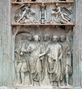 El emperador Trajano (53-120) va al foro a su regreso de Germania en el 99 d.C. por el Praefectus Urbis, prefecto de Roma. Bajorrelieve. Benevento, Arco de Trajano de Roman