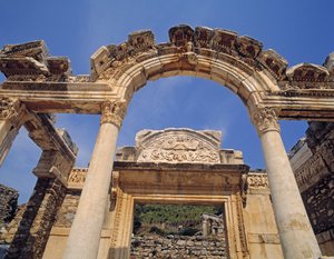 Fachada del Templo de Adriano