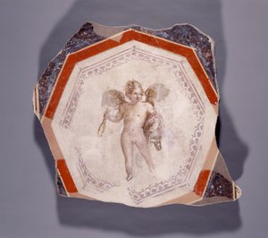 Fresco de Cupido sosteniendo dos palos y un cubo