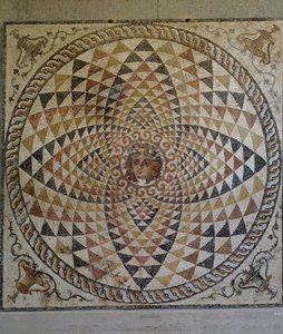 Mosaico geométrico con Dioniso en el centro descubierto en la villa romana de Corinto, Grecia, Civilización romana, segunda mitad del siglo II-principios del III d.C. (mosaico) de Roman