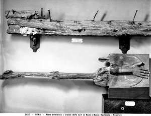 Mano de Averrunca y fragmentos de remo encontrados durante la excavación de los barcos romanos en el lago Nemi