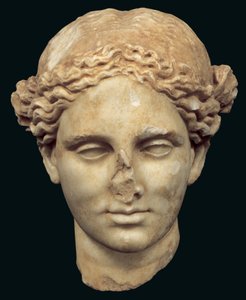 Cabeza de Apolo Sauroktonos (el asesino de lagartos) copia de un bronce griego del siglo IV por Praxiteles, encontrado en Kifissia