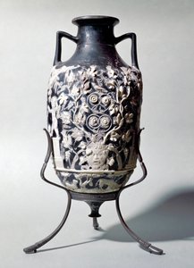 Pequeña ánfora llamada vaso azul mostrando una escena dionisíaca de Roman