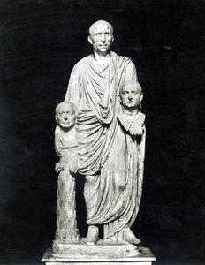 Lucio Junio Bruto sosteniendo bustos de sus antepasados de Roman