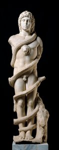 Culto mitraico: representación de la divinidad Mitra con Cronos, la serpiente enrollada, símbolo del tiempo. Escultura en mármol del siglo II d.C. Mérida, Museo Nacional de Arte Romano de Roman