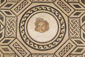 Mosaico de Medusa, en el Salón de los Mosaicos en el Alcázar de los Reyes Cristianos de Roman
