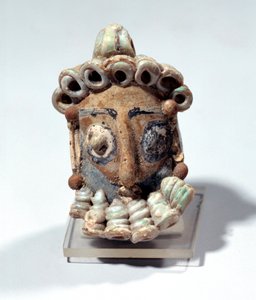 Antigüedad oriental: amuleto en forma de cabeza masculina encontrado en una tumba en Cartago. Período púnico, tierra barnizada. 400-300 a.C. París, Museo del Louvre de Roman